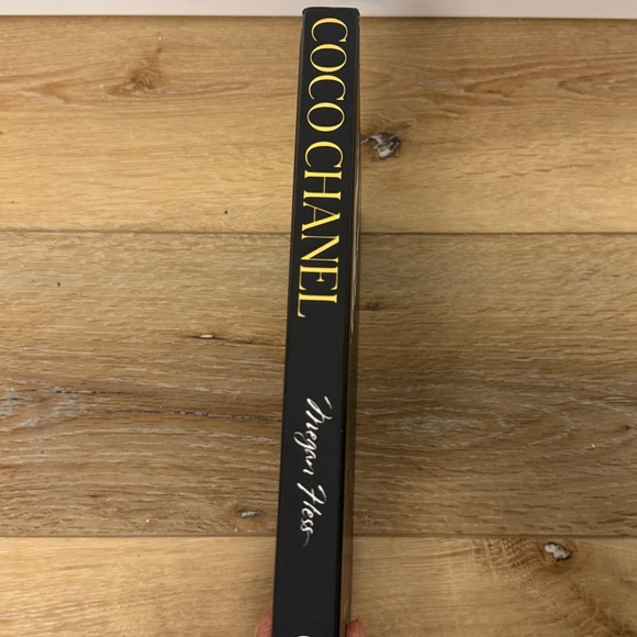 COCO CHANEL Fashion Book
Coco Chanel:The Illustrated World of a Fashion Icon - Picture 4 of 10